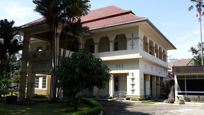 Weep and wonder Illustration 1 Residence of Bank Indonesia in Medan: Front view showing the original residence (left) and one of the 1980s extensions (right). Situation in 2015.