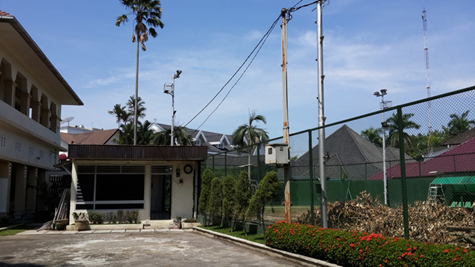 Weep and wonder Illustration 2 Residence of Bank Indonesia in Medan: The part of the 1980s extension situated between the original residence (left) and residence’s private tennis court (right). Situation in 2015.
